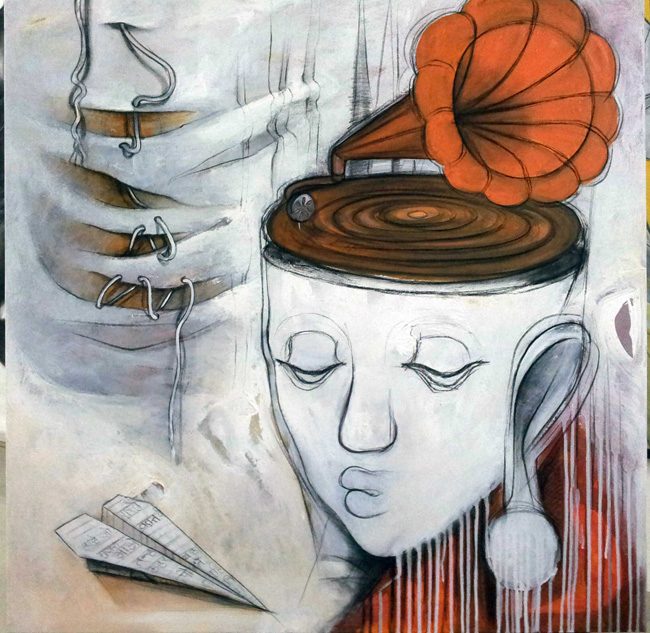 A head crowned with a gramophone horn